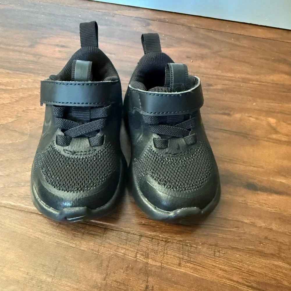 Nike Cosmic Runner All-Black Kids' Sneakers-Size 3C NWOT